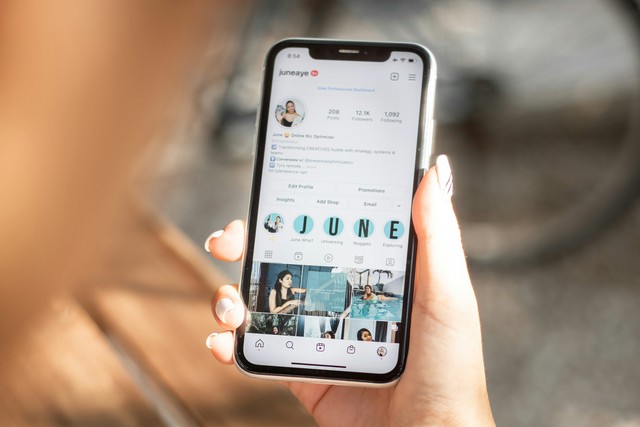 10 Embarrassing Things Every Girl Secretly Does