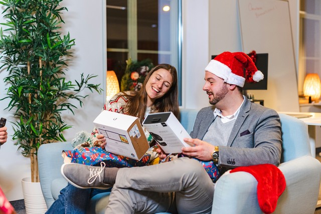 Should You Create A Christmas Atmosphere At Work?