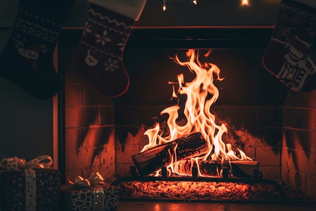 Beautiful Photos Of Warm, Glowing Christmas Fireplaces