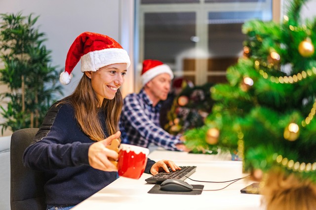 Should You Create A Christmas Atmosphere At Work?