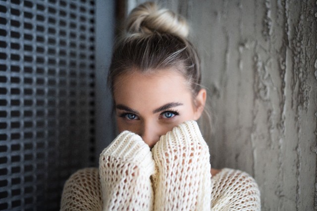 How Women Awkwardly Undermine Their Own Attractiveness