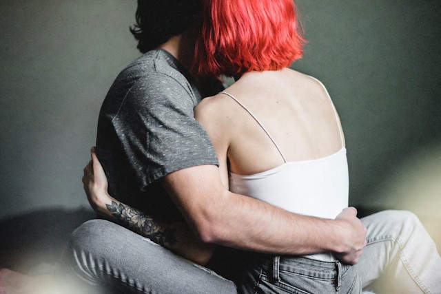 How Women Awkwardly Undermine Their Own Attractiveness