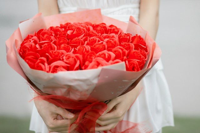 10 Clear Signs He Misses You